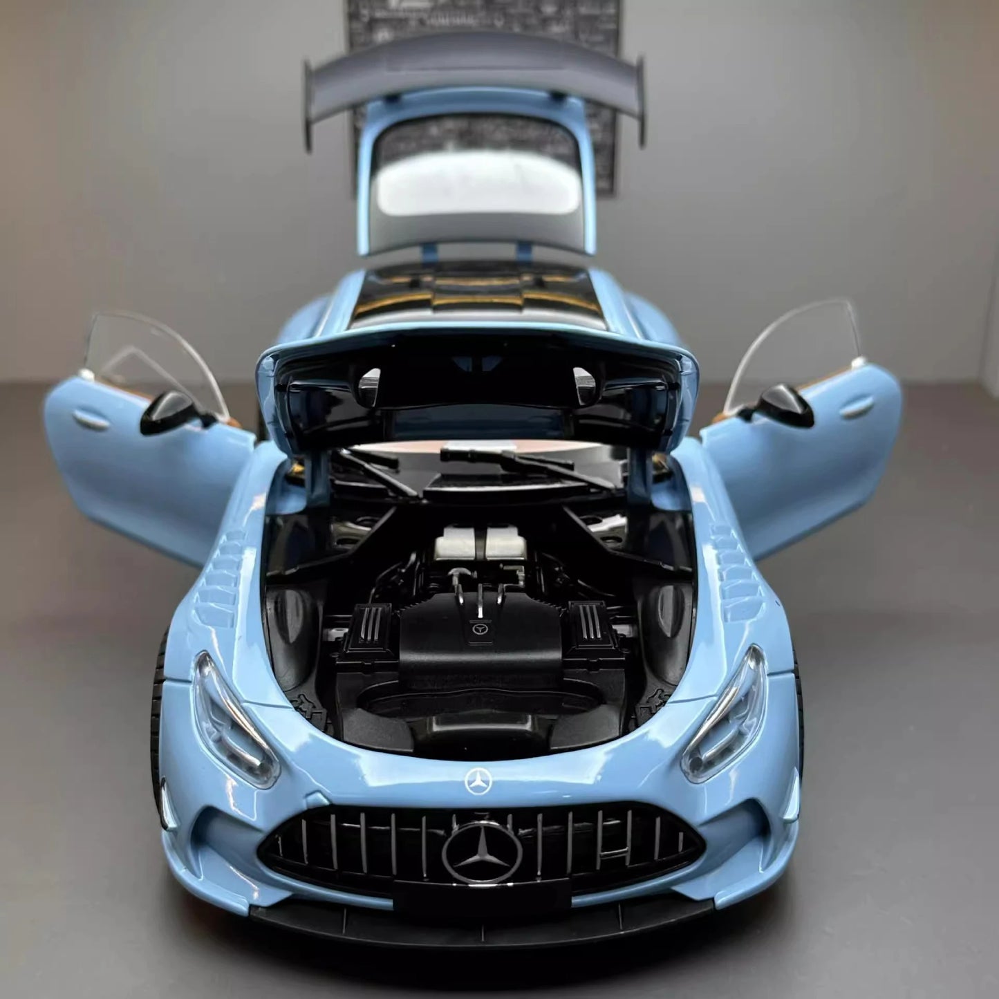 Mercedes Benz AMG GTR 1:18 image 3