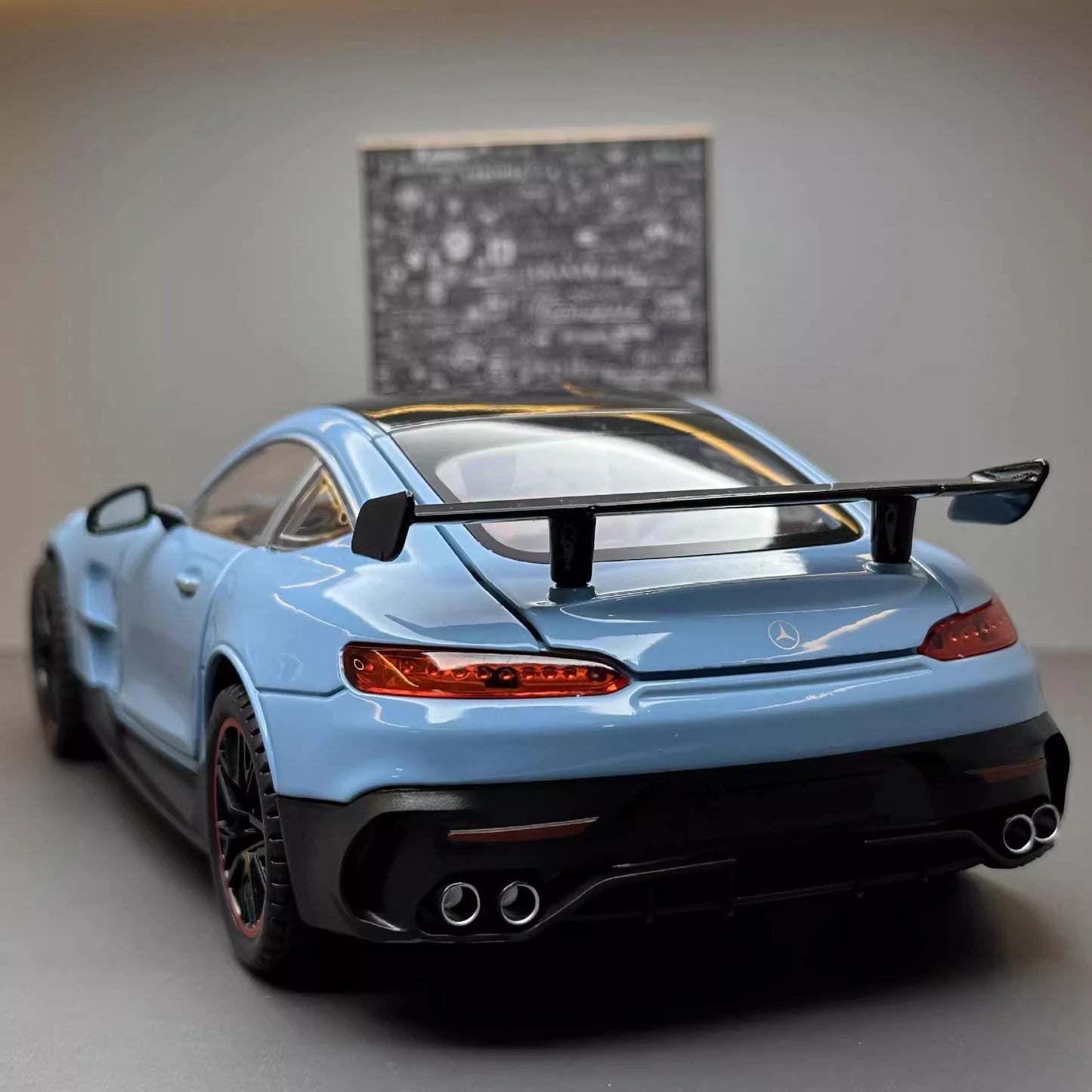 Mercedes Benz AMG GTR 1:18 image 4