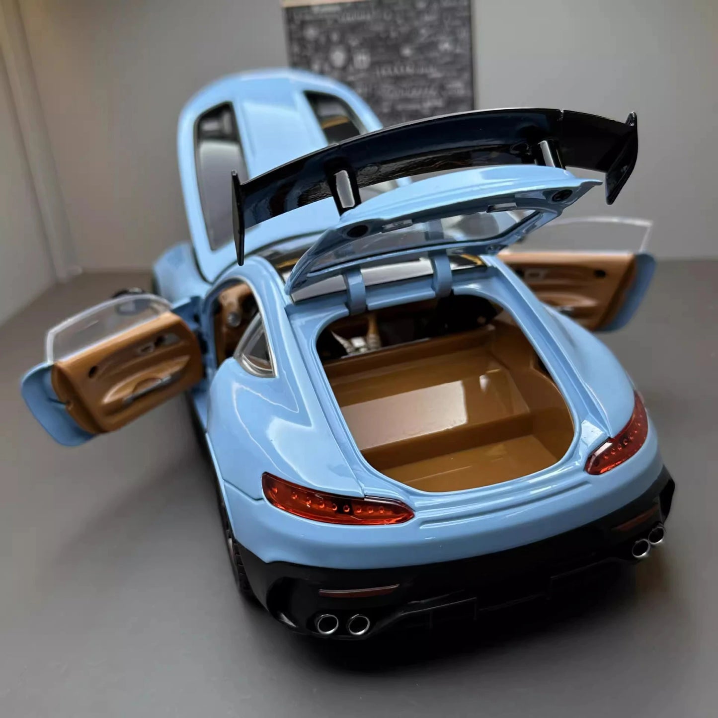 Mercedes Benz AMG GTR 1:18 image 2
