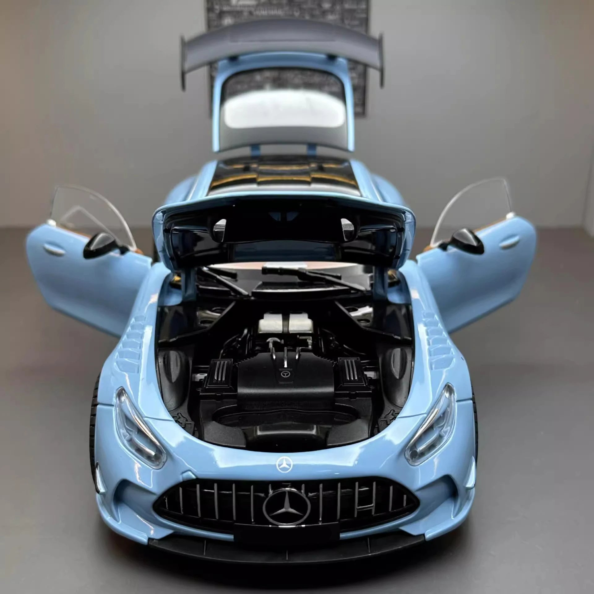 Mercedes Benz AMG GTR 1:18 image 3