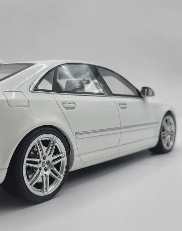 Ottomobile 1:18 Audi S8 White D3 5.2L V10 FSI