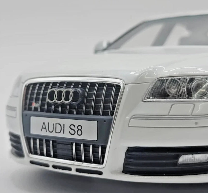 Ottomobile 1:18 Audi S8 White D3 5.2L V10 FSI