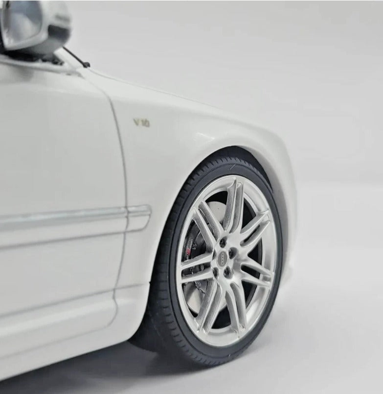 Ottomobile 1:18 Audi S8 White D3 5.2L V10 FSI