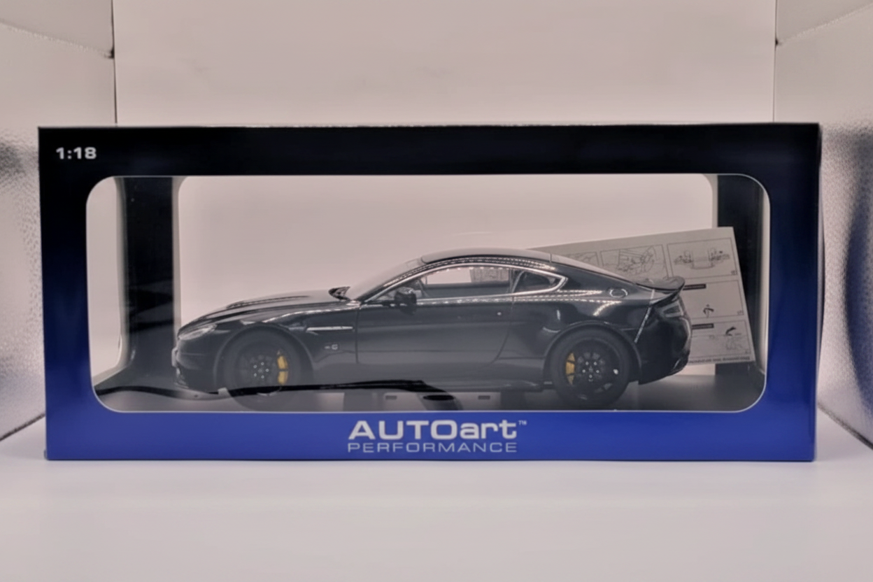 1:18 Autoart Aston Martin V12 Vantage S 2015 Jet Black | 70253 |