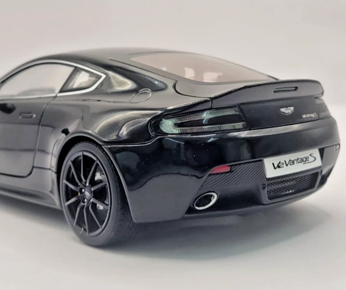 1:18 Autoart Aston Martin V12 Vantage S 2015 Jet Black | 70253 |