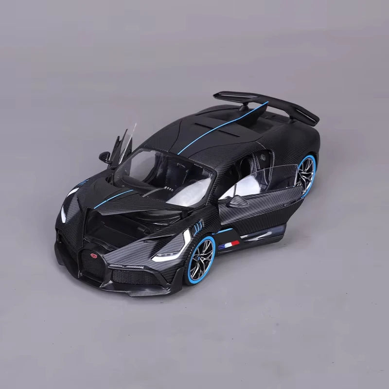Bburago  Bugatti Divo 1:18  50th Anniversary Carbon Series Model Car image 5
